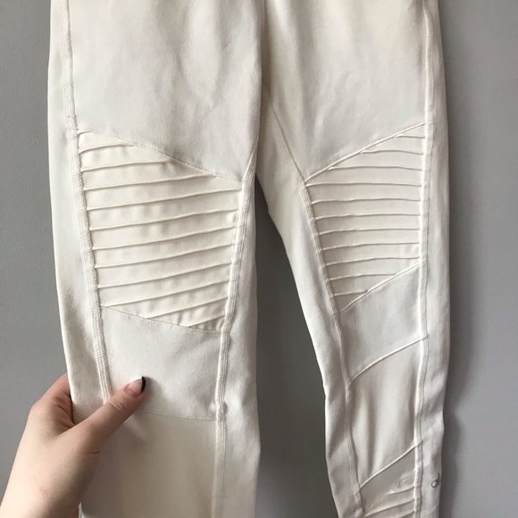 ALO YOGA Moto leggings in cream - Picture 7 of 9